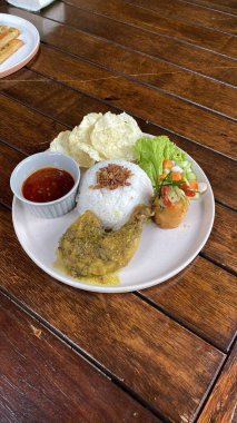 Endonezya yemeği kızarmış pilav, kızarmış tavuk.