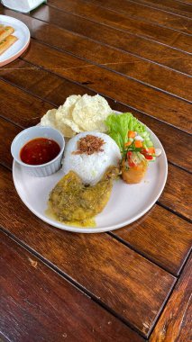 Kızarmış balık, pilav ve salata