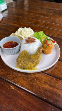 Kızarmış pirinç ve domuz eti masada.