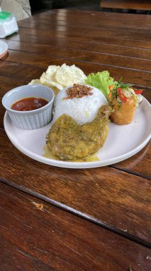 Sebzeli ve pirinçli kızarmış tavuğu yakın.