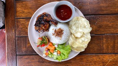 Pilav ve sebzeli ızgara tavuk.