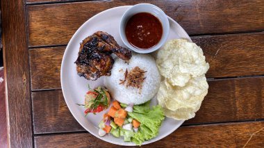 Domuz eti ve sebzeli kızarmış pirinç.