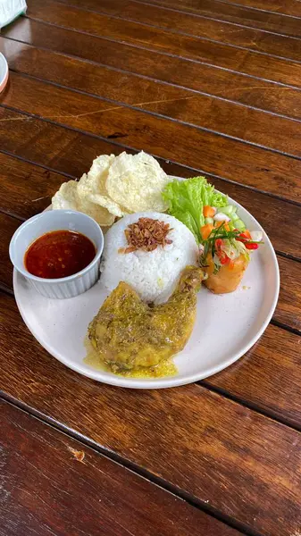 Endonezya yemeği, kızarmış balık, körili kızarmış pirinç.