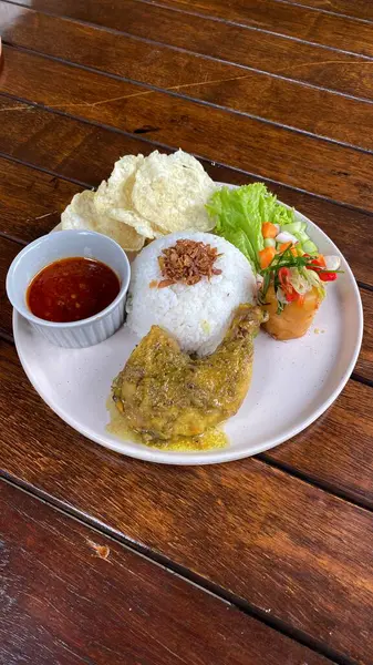 Endonezya yemeği, kızarmış pirinç, tavuklu kızarmış pirinç.