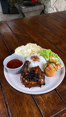 Soslu ve sebzeli kızarmış tavuk kanadı.