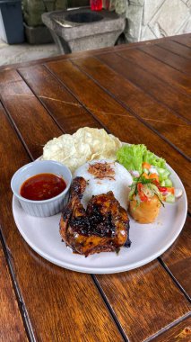 Izgara domuz pirzolası, sebze ve sos.