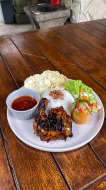 Kızarmış tavuk ve sebzeli pilav.