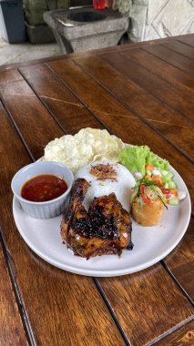 Izgara tavuk kanadı ve sos.