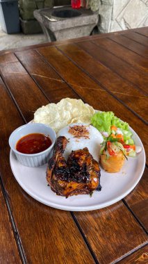 Izgara domuz pirzolası, sebze ve sos.