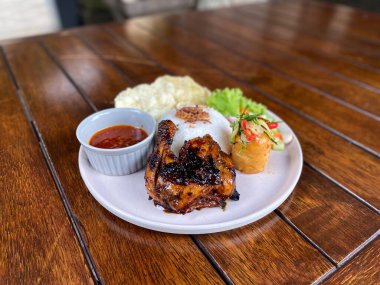 Pilavlı tavuk kanadı, kızarmış tavuk kanadı.