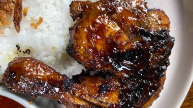 Pirinç ve sebzeli kızarmış tavuk.