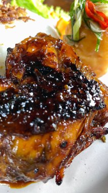 Sebze ve soslu ızgara tavuk.