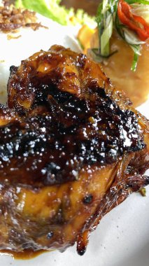 Soslu kızarmış domuz kaburgası.