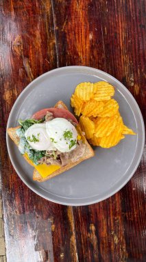 Kızarmış tavuk ve patatesli sandviç.