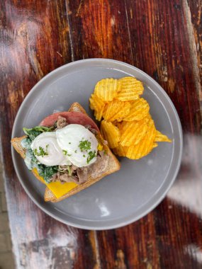 Yağda yumurtalı kahvaltı.