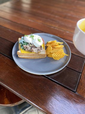 Tavuklu ve peynirli sandviç.