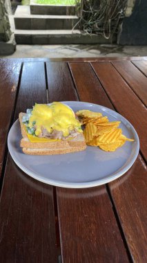 Tavuk ve sebzeli sandviç.