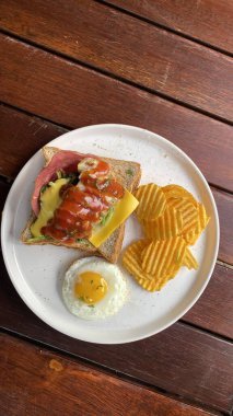 Somon, sebze ve peynirli sandviç.