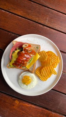 Sahanda yumurtanın mutfak fotoğrafı.