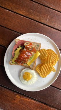 Jambonlu, peynirli ve domatesli sandviç..