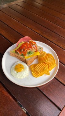 Sandviçli kahvaltı, kızarmış yumurta ve tost.