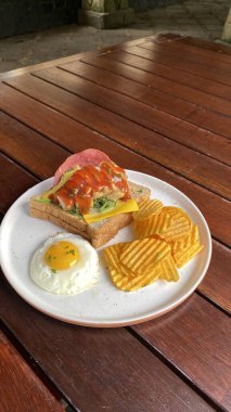 Ekmek ve yumurtalı bir sandviç.