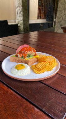 Sandviç, yumurta ve tost ile kahvaltı