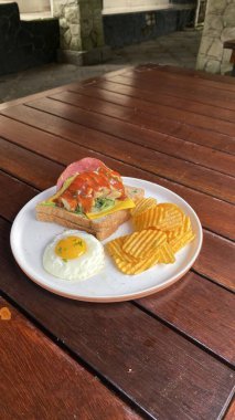 Tavuklu sandviç, peynirli, domatesli, marullu ve ekmekli.