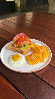 Somon, peynir, yumurta ve salata ile nefis bir sandviç..