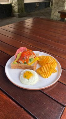 Kahvaltıda peynirli sandviç.