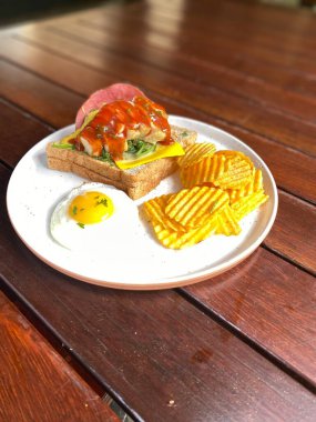 Tabakta peynir ve sebzeli sandviç.