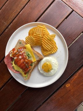 Kızarmış yumurtalı sandviç.