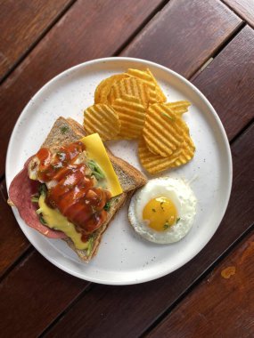 Tavuk ve peynirli sandviç.