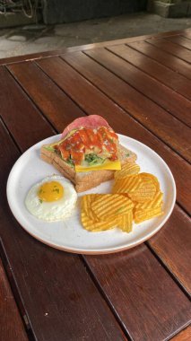 Tavuk ve yumurtalı sandviç.