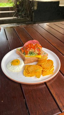 Kahvaltıda yumurta ve salata.