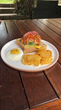 Peynirli sandviç ve tabakta salata