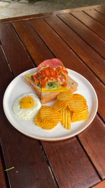 Tahta masada kızarmış yumurta ve tost ile kahvaltı.