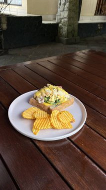 ekmek ve yumurta kahvaltı