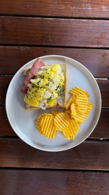 peynir ve pastırmalı sandviç