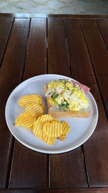 Tahta masada sahanda yumurta ve pastırmalı kahvaltı.