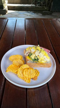 Tavuk ve sebzeli sandviç.