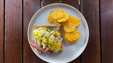 Jambonlu ve peynirli sandviç.