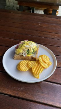 Tavuk ve patatesli sandviç.