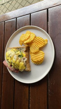 Somon ve peynirli sandviç.