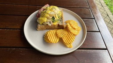 Tavuk ve salatalı Fransız sandviçi.