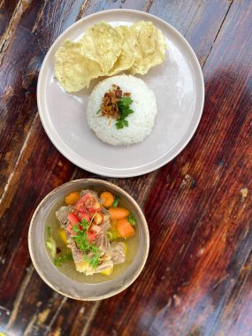 Domuz eti ve sebzeli pilav.