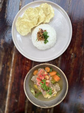 Tayland yemeği, kızarmış pilav, kızarmış domuz ve sebzeler ve ahşap masada kızarmış yumurta.