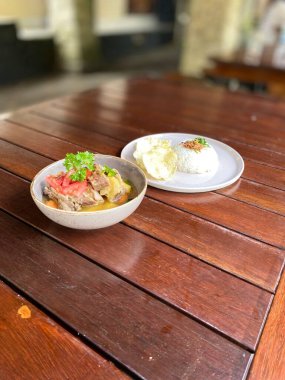 Domuz eti ve sebzeli pilav.