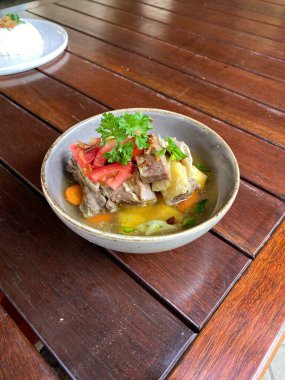 Patates ve sebzeli kızarmış tavuk.