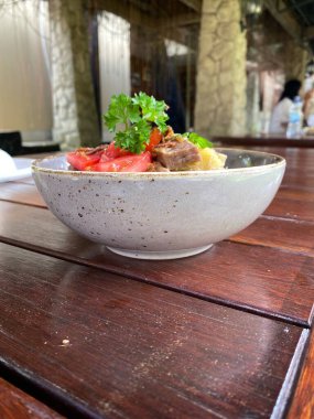 Bir yemeğin mutfak fotoğrafı.